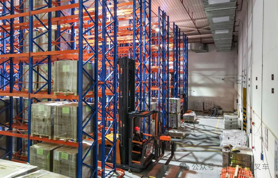 Customer Cases| Zowell VNA three-way forklift trucks help improve warehousing efficiency in the food industry