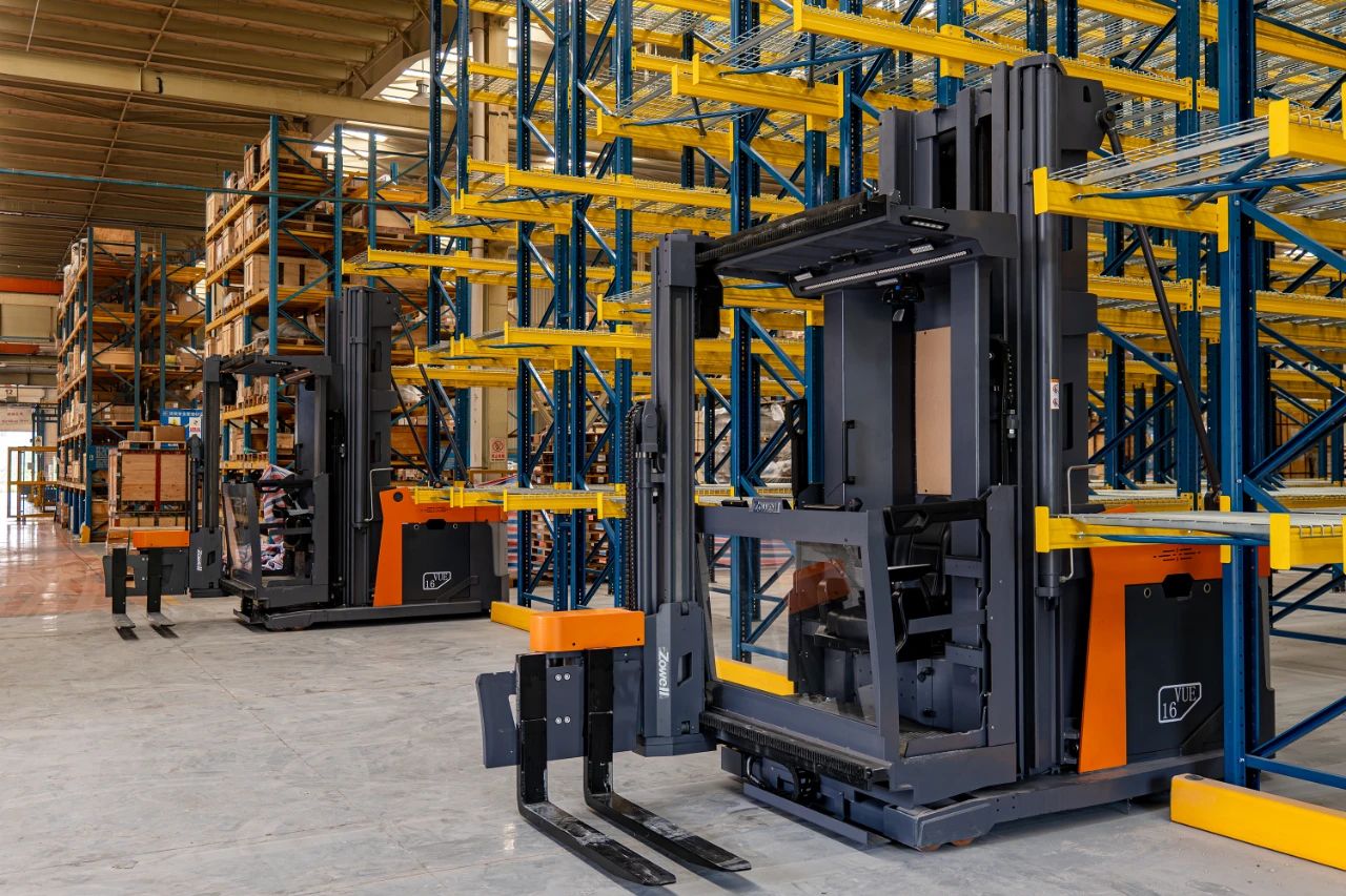 Zowell Electric VNA trucks help the equipment manufacturing industry realize dual upgrades in depot efficiency!