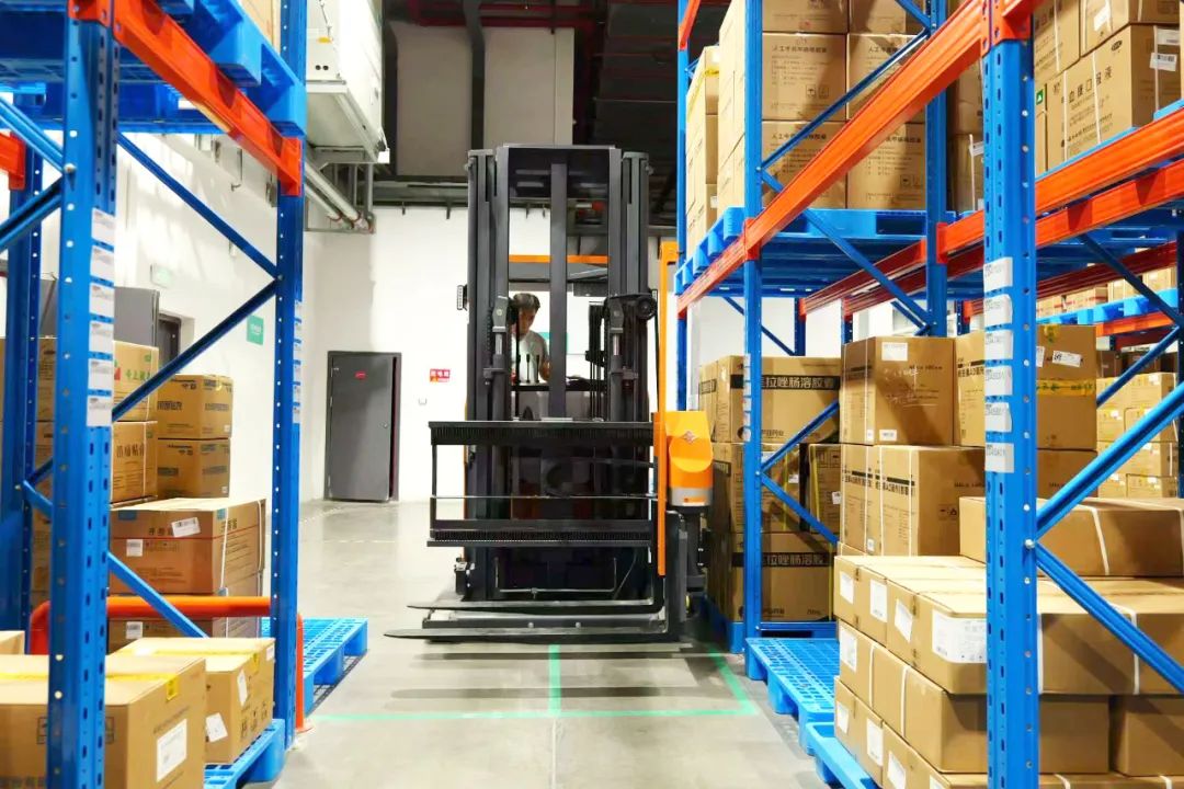 Customer Cases|Optimizing Pharmaceutical Warehousing for a Healthy Future: Zowell VNA Three-way Forklift Trucks Help Pharmaceutical Industry Logistics Upgrade