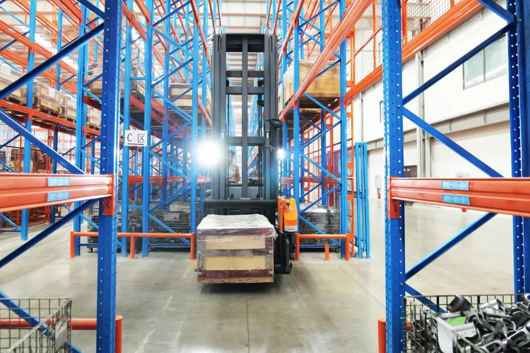 Customer Cases ：Zowell Narrow Aisle Forklift Trucks Help Auto Parts Industry to Achieve Comprehensive Optimisation of Warehousing and Logistics