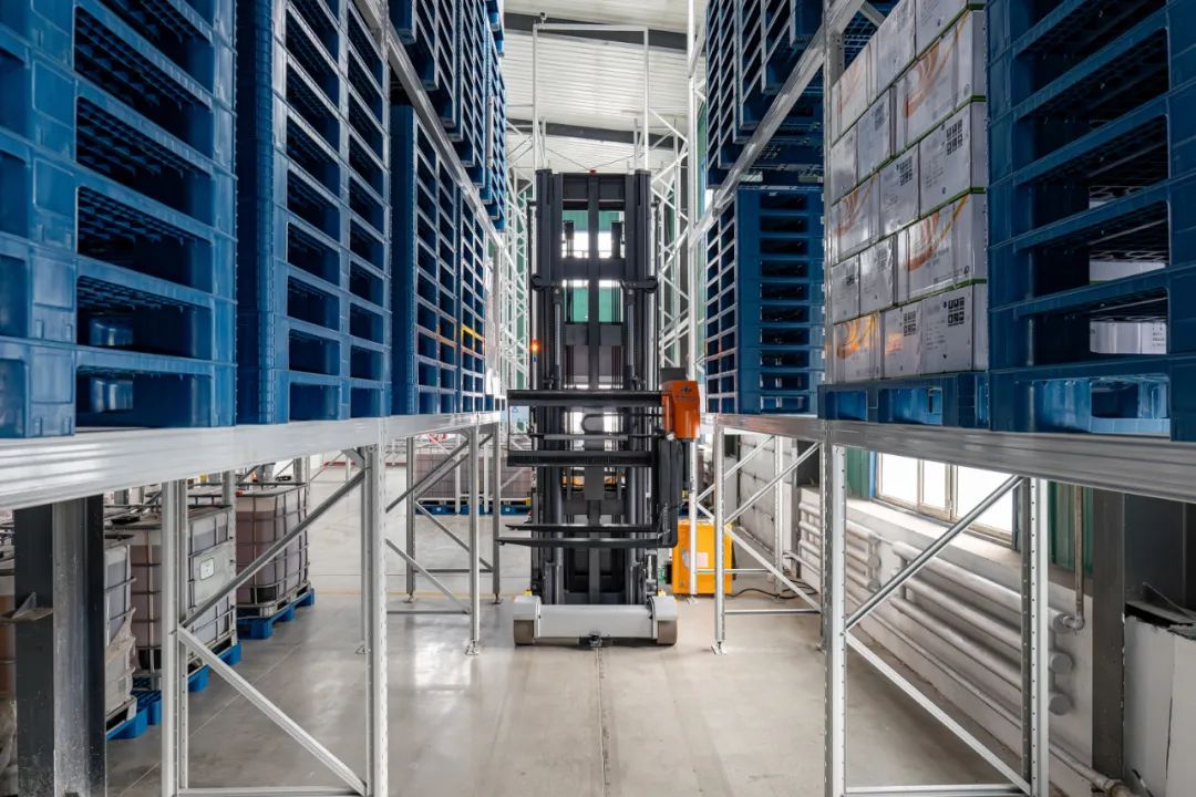 Customer Cases| Zowell AGV forklift trucks help agrochemical companies to build intelligent logistics in narrow aisles